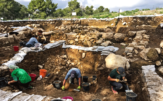 Volunteers digging at Khirbet a-Ra'i January 2020